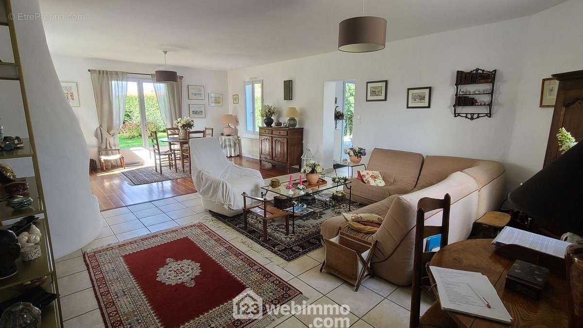 Beau séjour traversant de 42m² - Maison à LONGEVILLE-SUR-MER