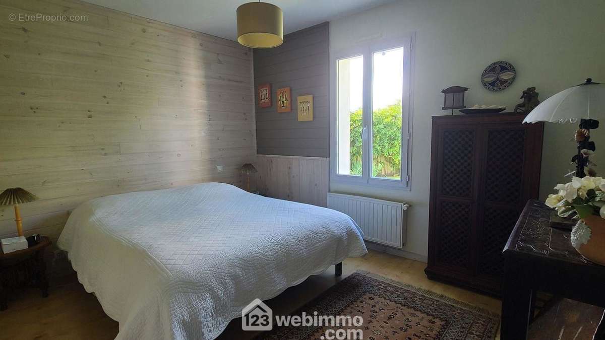 Deux chambres de 10.7m² - Maison à LONGEVILLE-SUR-MER