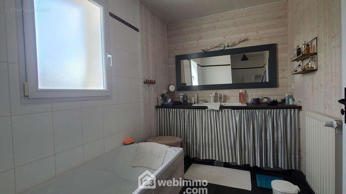 Salle de douche avec baignoire - Maison à LONGEVILLE-SUR-MER