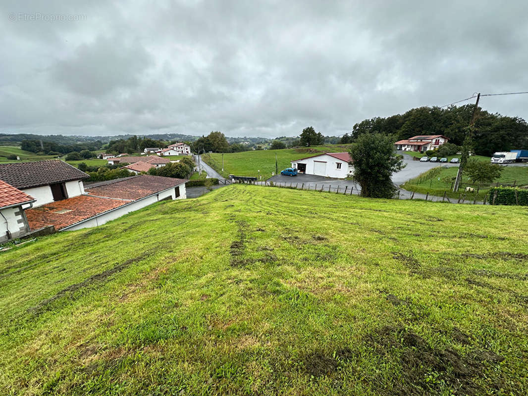 Terrain à AYHERRE