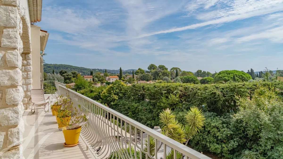 Maison à LA ROQUETTE-SUR-SIAGNE