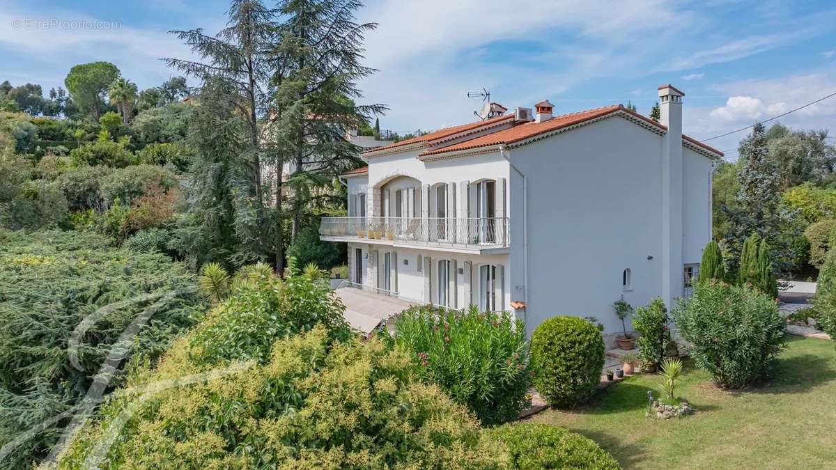 Maison à LA ROQUETTE-SUR-SIAGNE