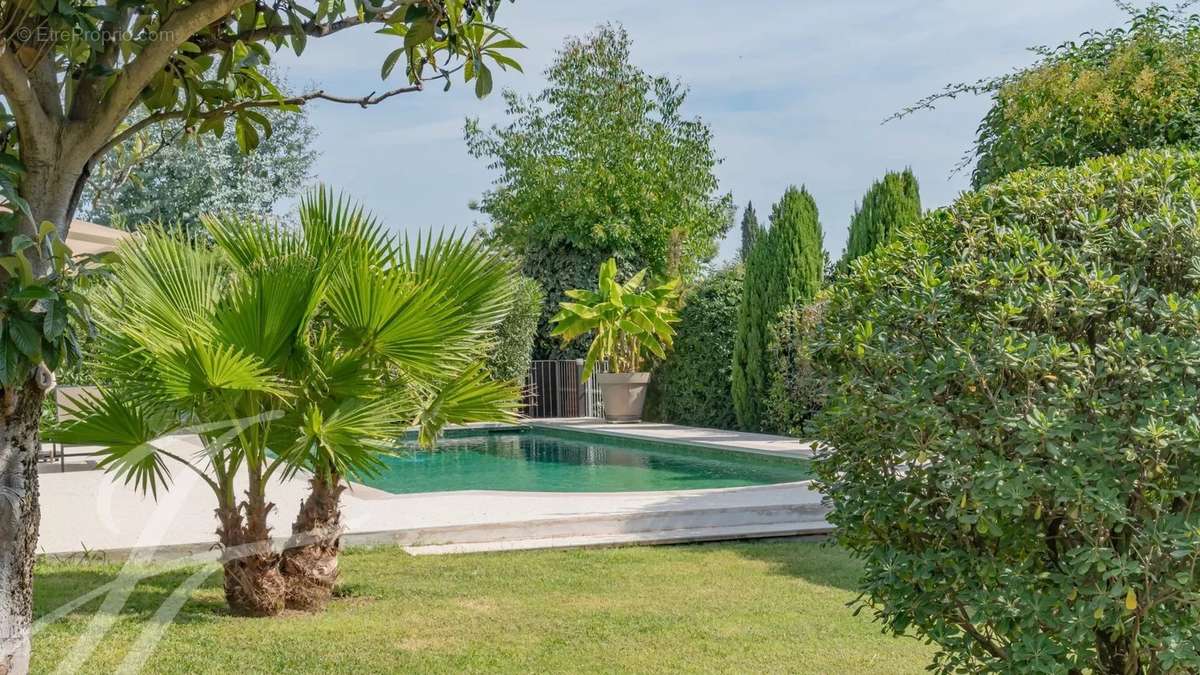 Maison à LA ROQUETTE-SUR-SIAGNE