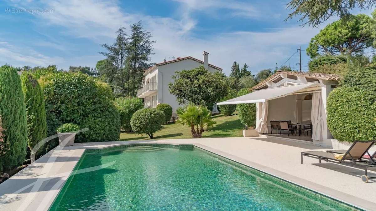 Maison à LA ROQUETTE-SUR-SIAGNE