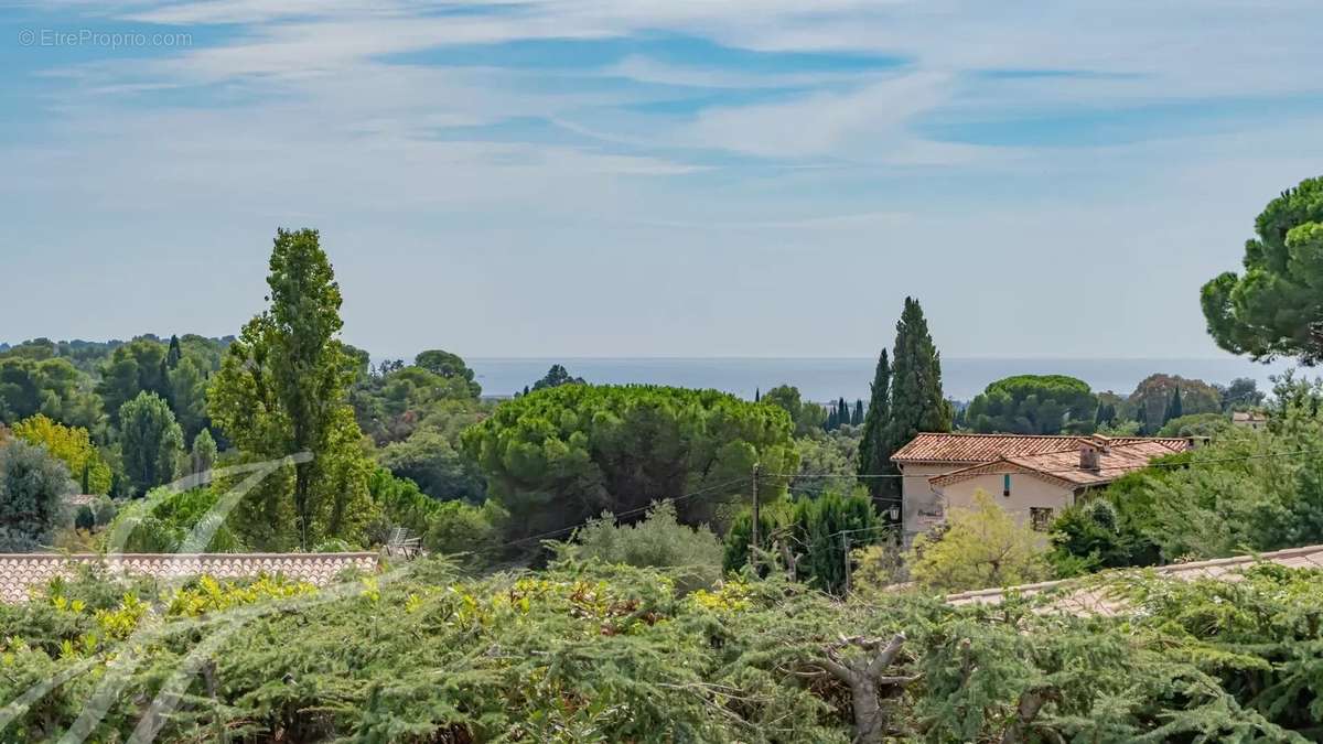 Maison à LA ROQUETTE-SUR-SIAGNE