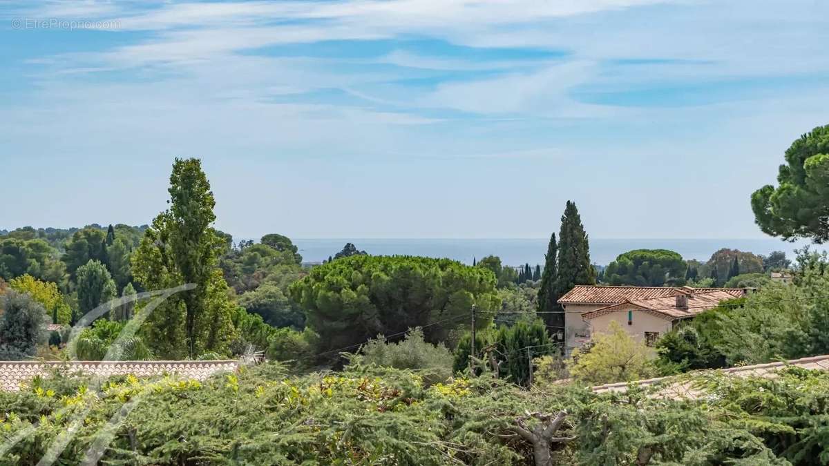 Maison à LA ROQUETTE-SUR-SIAGNE