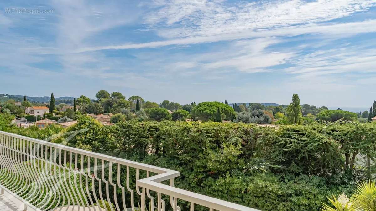 Maison à LA ROQUETTE-SUR-SIAGNE