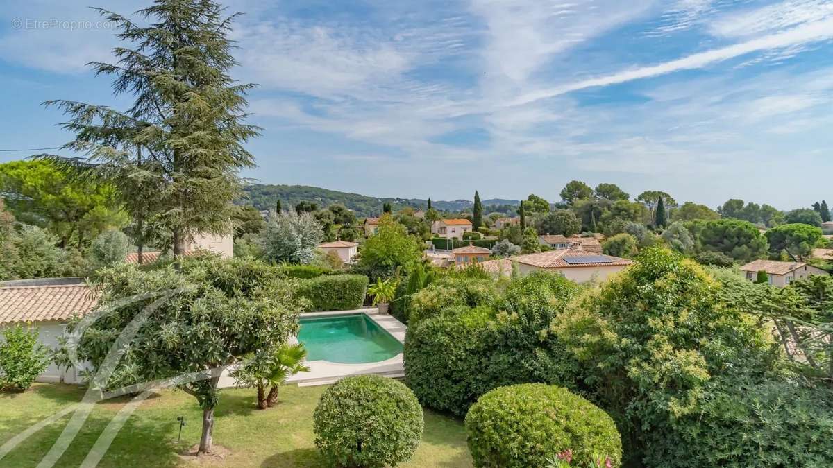 Maison à LA ROQUETTE-SUR-SIAGNE