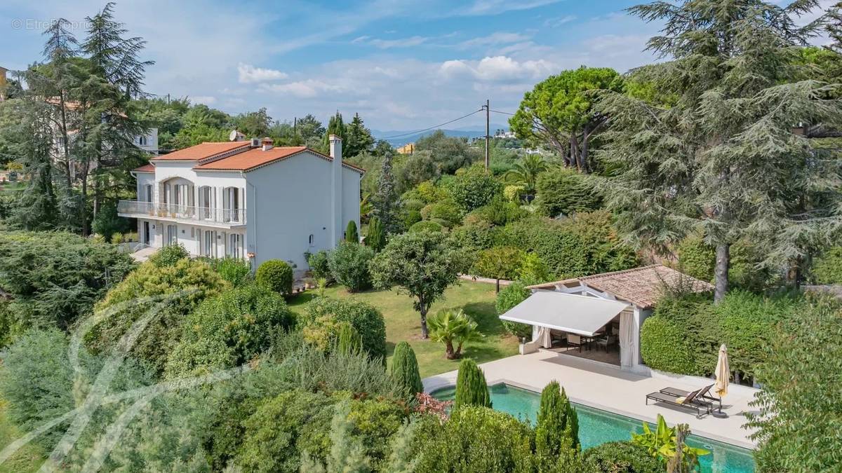 Maison à LA ROQUETTE-SUR-SIAGNE