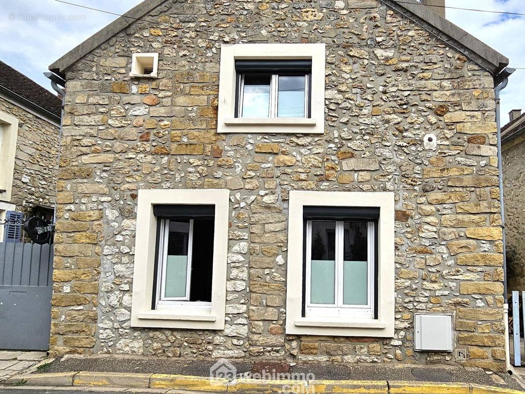 Une maison en pierre dans un quartier recherché. - Maison à MORET-SUR-LOING