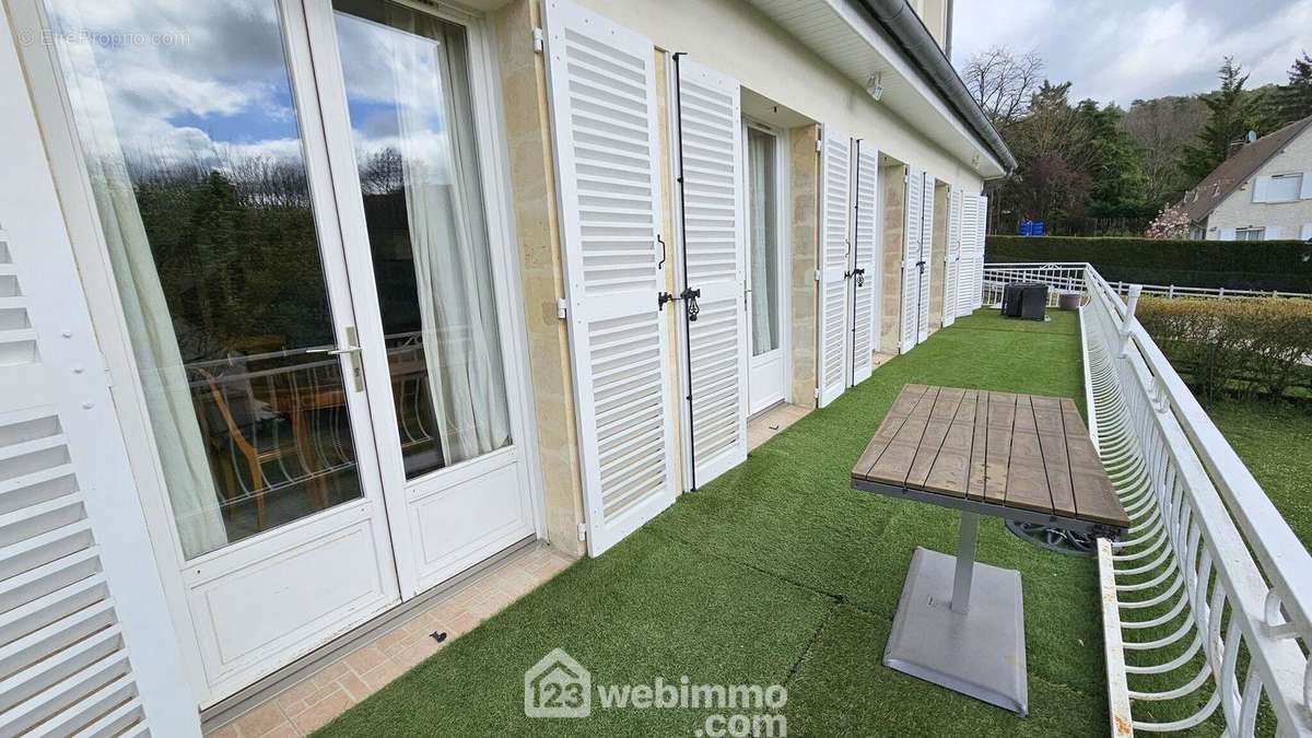 Un balcon de 20 m². - Maison à MILLY-LA-FORET