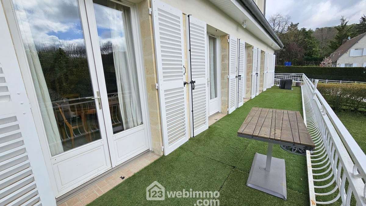 Un balcon de 20 m². - Maison à LA FERTE-ALAIS