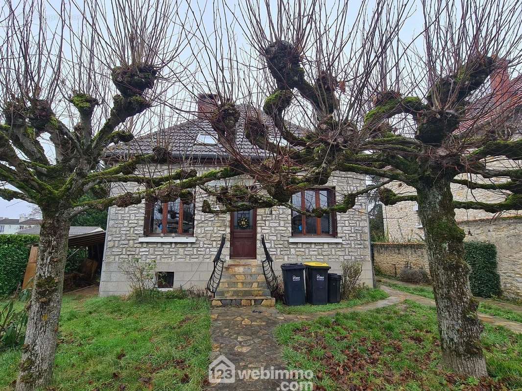 Venez découvrir cette maison de 150 m² sur un sous-sol total. - Maison à MALESHERBES