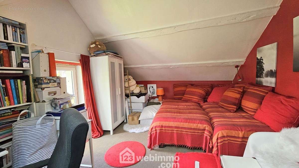 La chambre du rez-de-chaussée de 13 m² habitables. - Maison à MILLY-LA-FORET