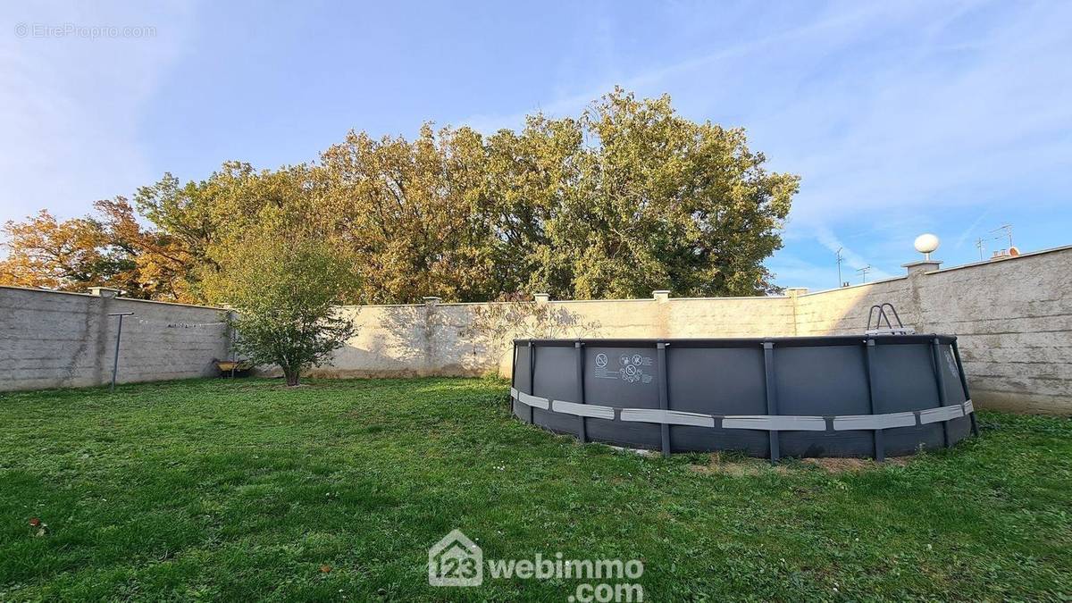 Le jardin est entièrement clos avec sa piscine récente. - Maison à MALESHERBES