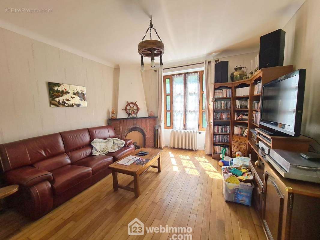 Un salon très lumineux de 16 m²sur parquet. - Maison à MOIGNY-SUR-ECOLE