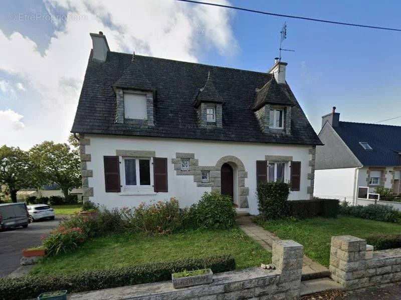 Maison à CHATEAUNEUF-DU-FAOU