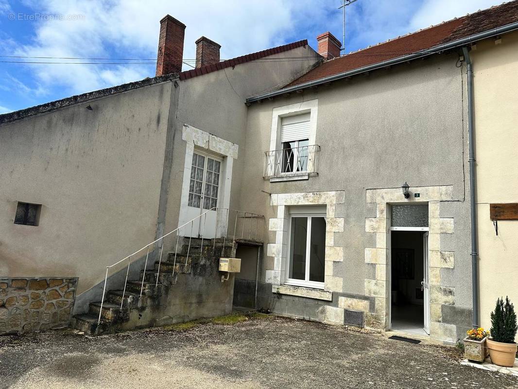 Photo 1 - Maison à SAINT-GENOU