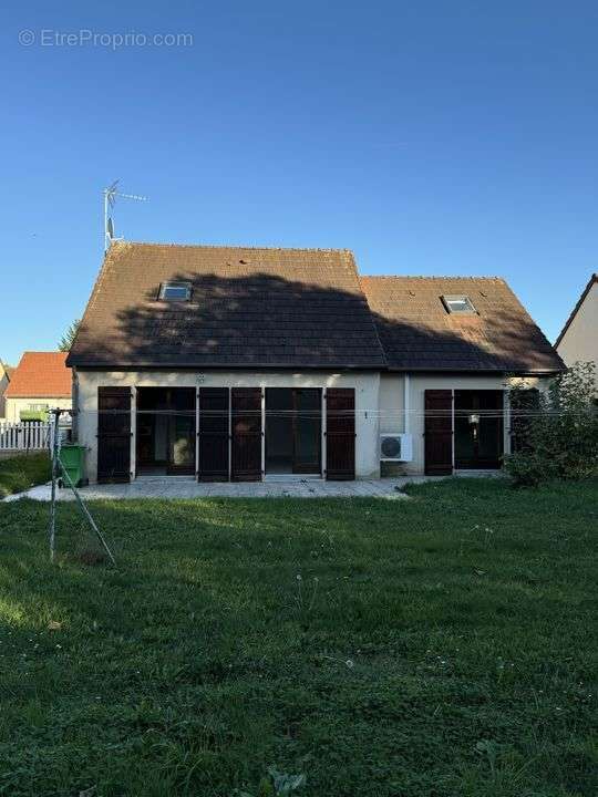 grand jardin clos,maison familiale ,4 chambres, proche - Maison à ANGERVILLE