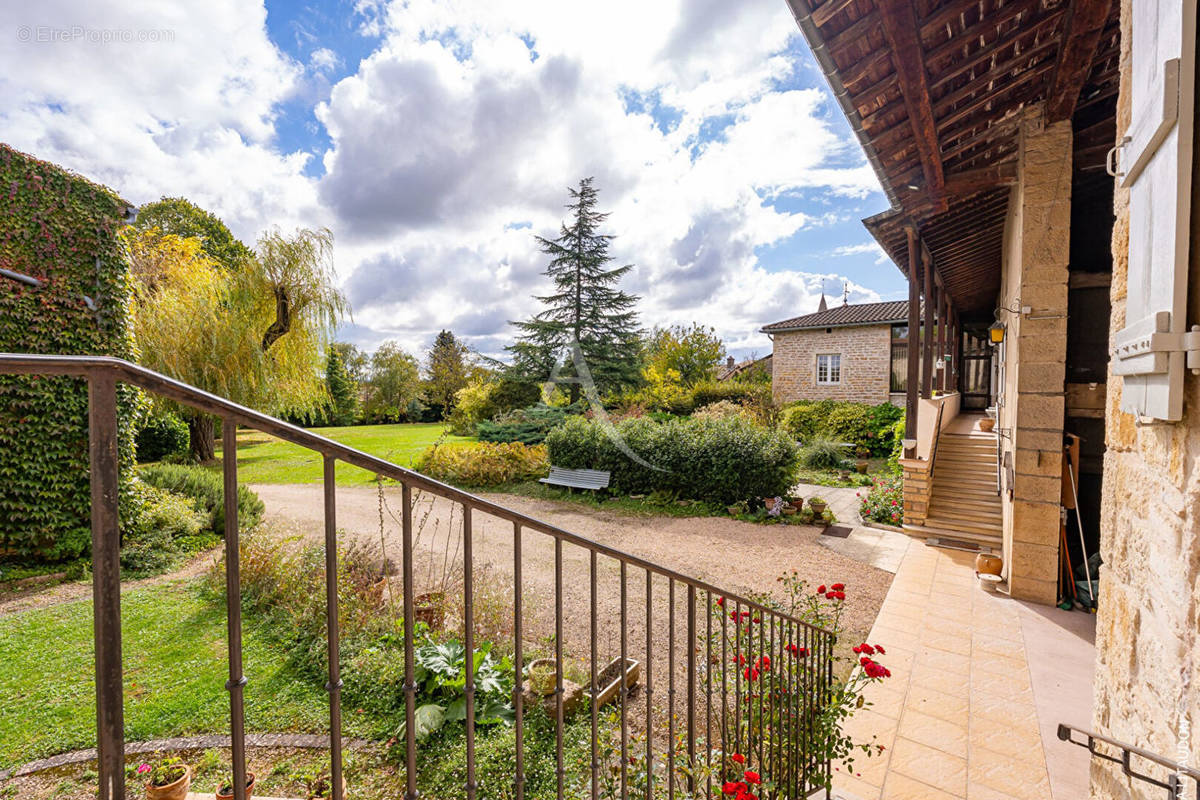 Maison à VARENNES-LES-MACON