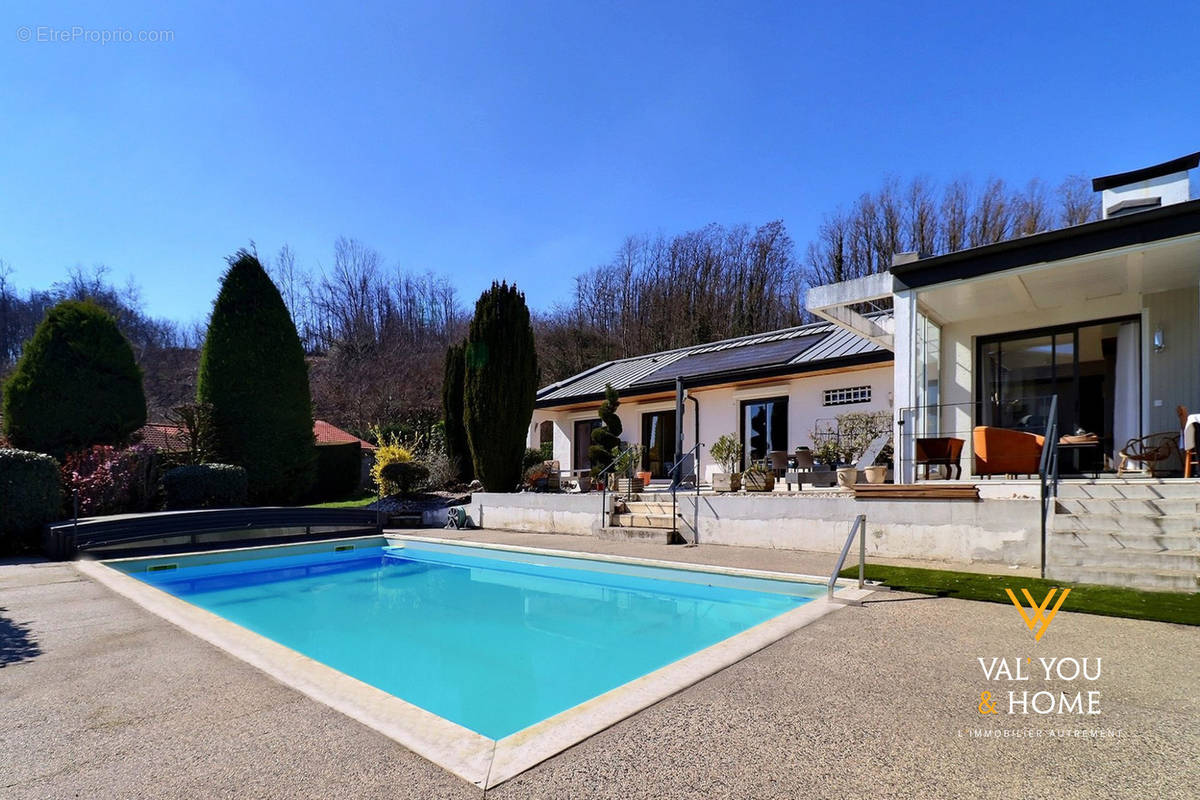 Vue globale côté piscine - Maison à MONTLUEL