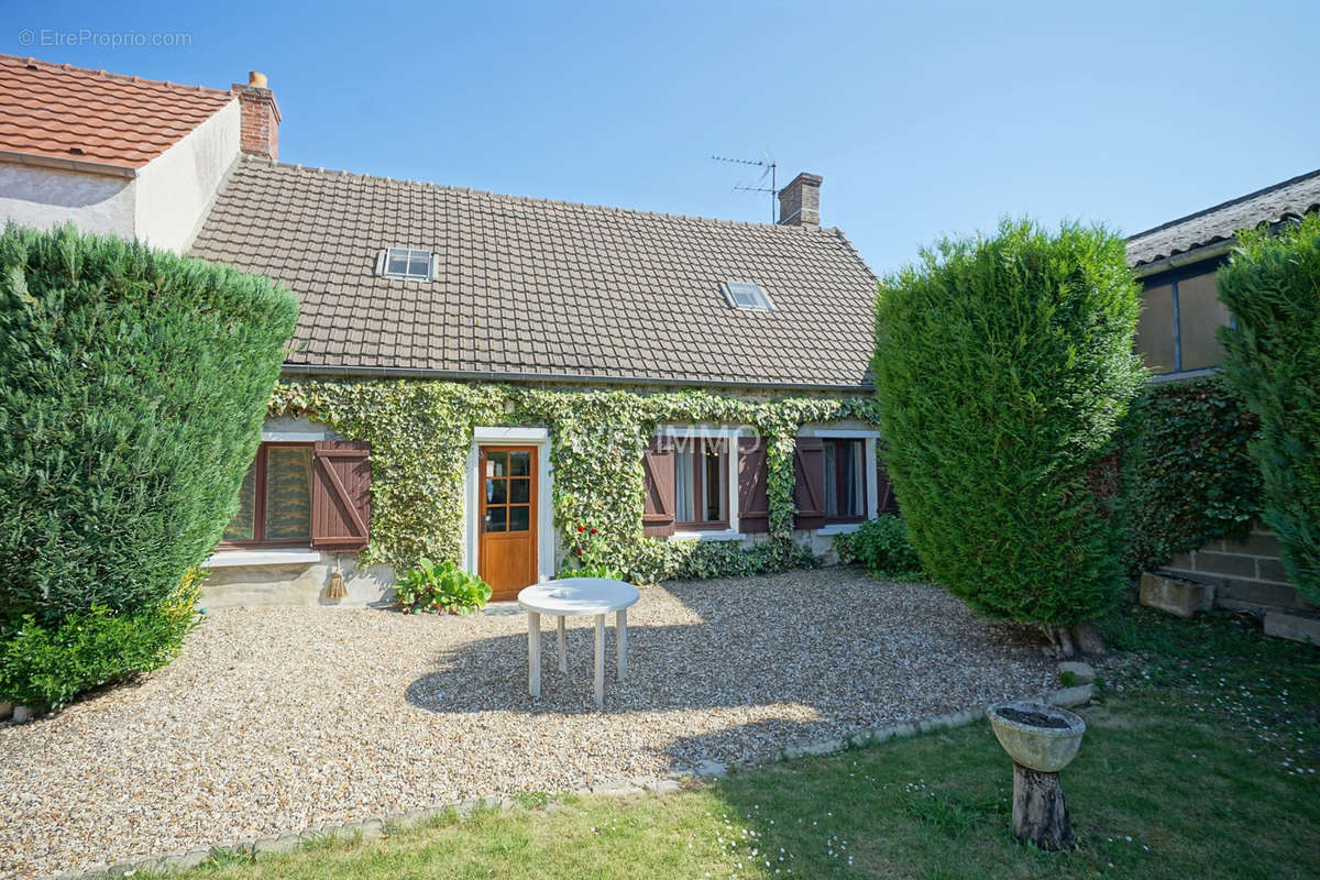 Maison à LA QUEUE-LES-YVELINES