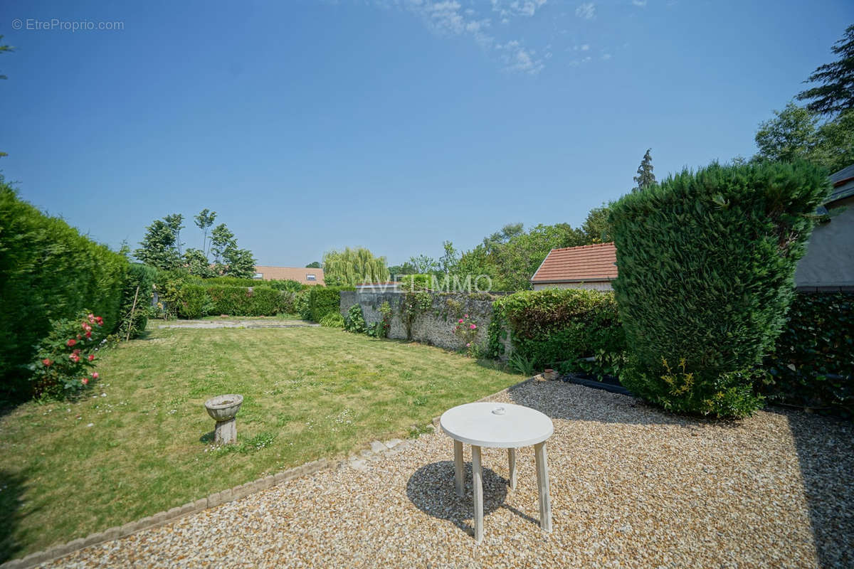 Maison à LA QUEUE-LES-YVELINES