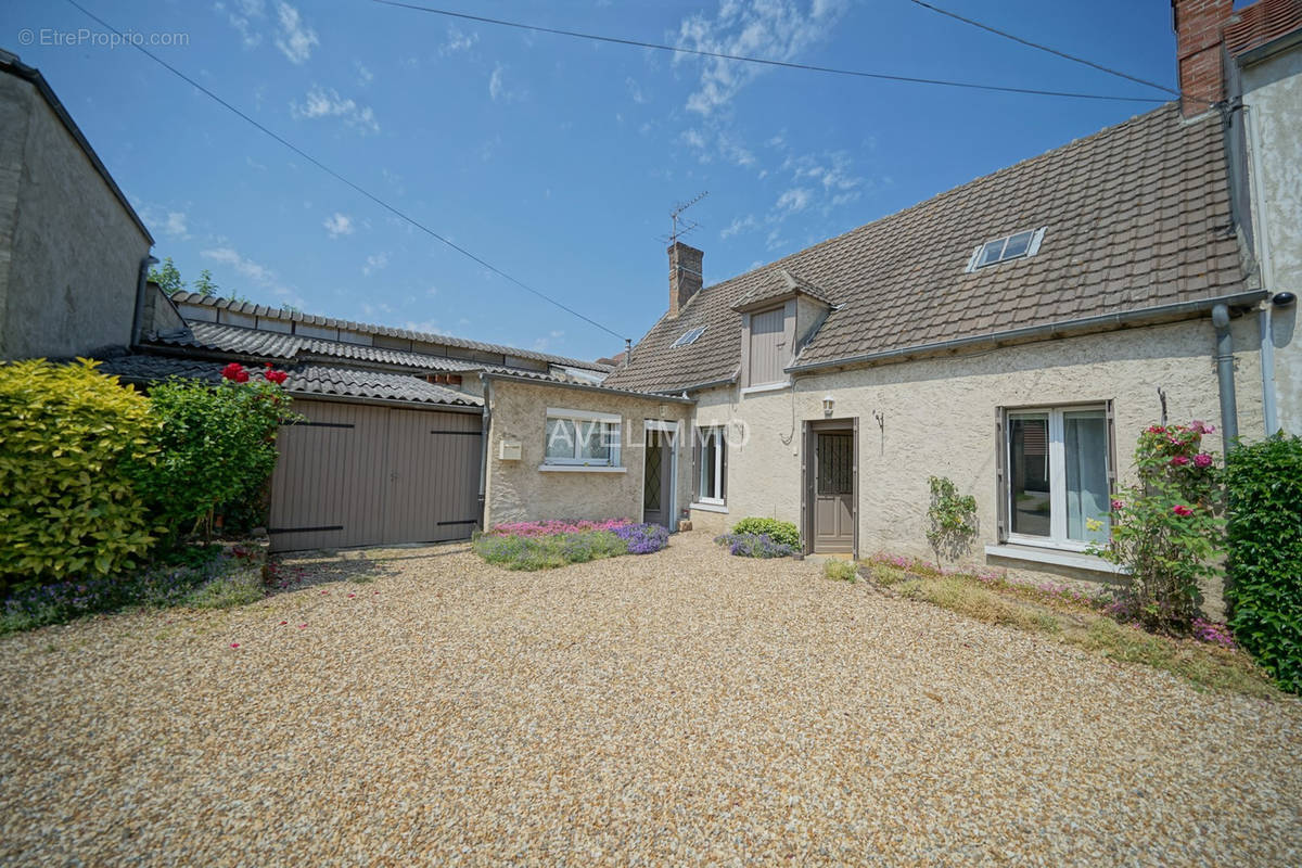 Maison à LA QUEUE-LES-YVELINES