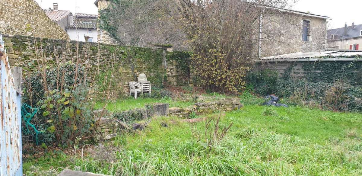 Terrain à CHAMPDENIERS-SAINT-DENIS