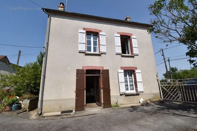 Maison à MAGNAC-LAVAL