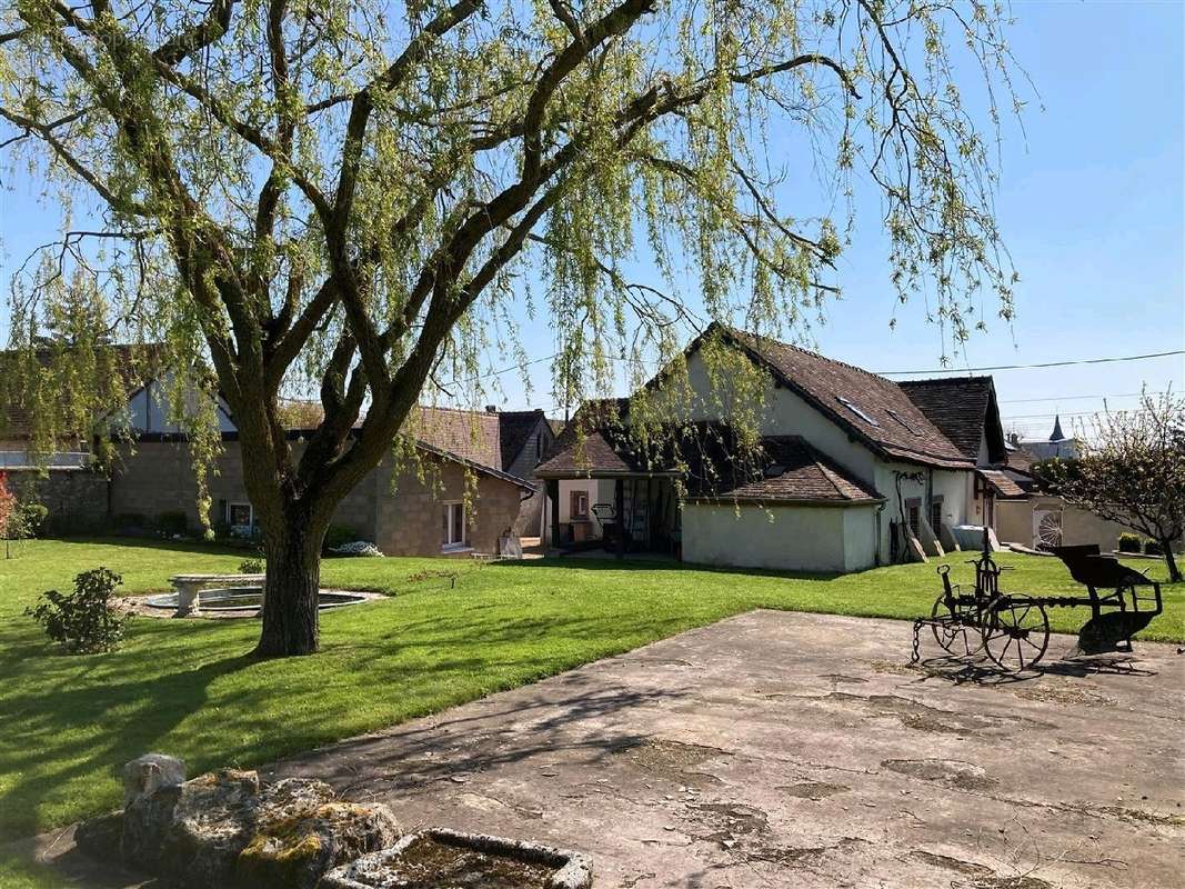 Maison à TREMBLAY-LES-VILLAGES