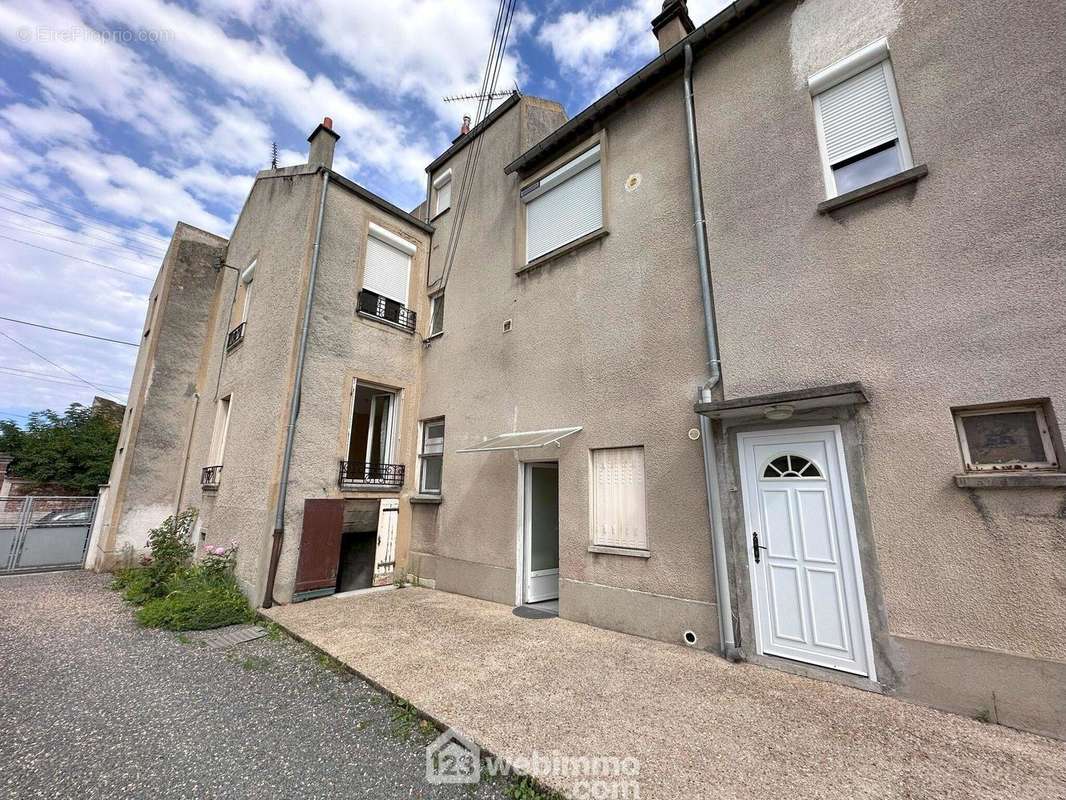 Idéalement situé à seulement quelques minutes à pied de la gare et de la Seine, appartement type F2 en rez-de-chaussée. - Appartement à MELUN