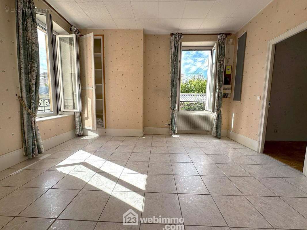 Une autre vue du séjour très lumineux. - Appartement à MELUN