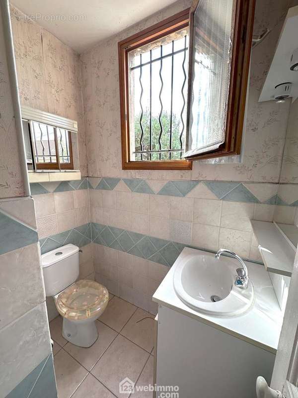 Une chambre avec lavabo et WC indépendant. - Appartement à MELUN