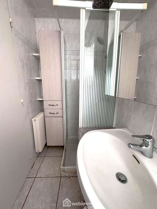 Voici la salle d&#039;eau-WC. - Appartement à MELUN