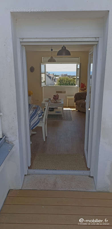 Vue de la terrasse sur séjour et mer - Maison à GROIX