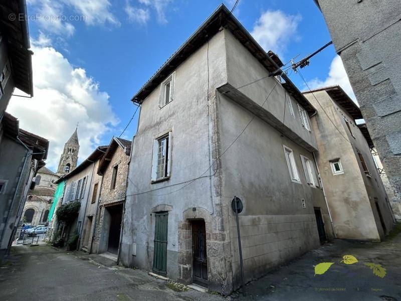 Maison à SAINT-LEONARD-DE-NOBLAT