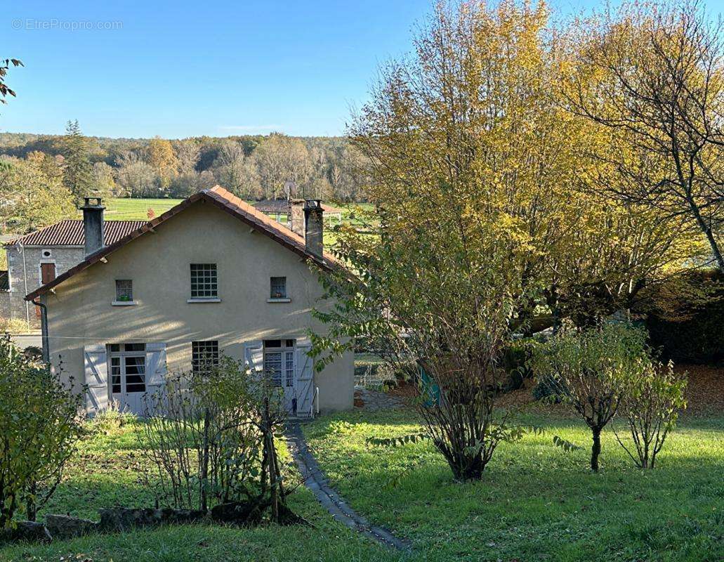 Maison à SAVIGNAC-LES-EGLISES