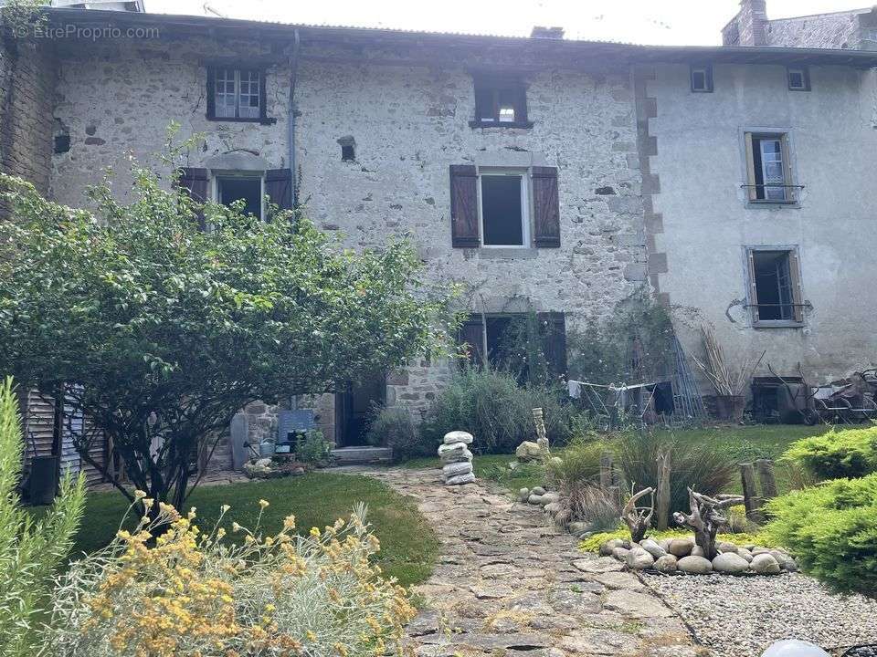 Maison à EYMOUTIERS