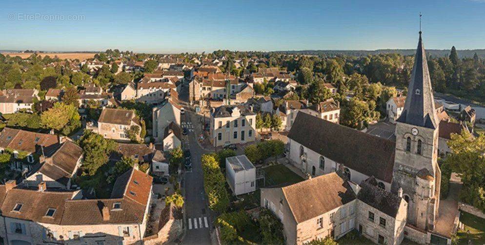 Commerce à CRESPIERES