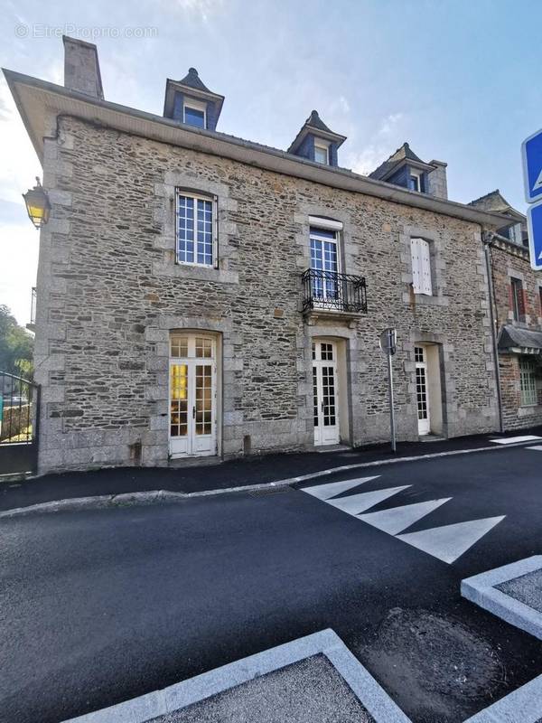 Maison à LA ROCHE-DERRIEN