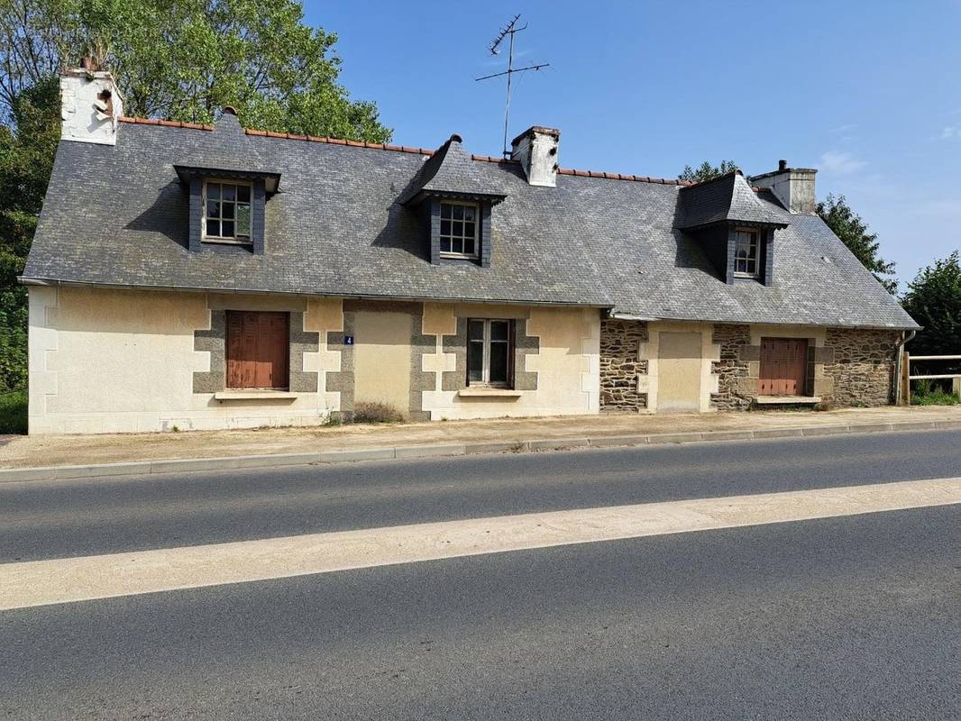 Maison à LA ROCHE-DERRIEN