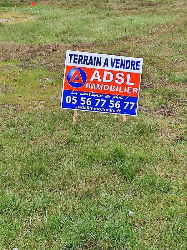 Terrain à SAINT-YZAN-DE-SOUDIAC