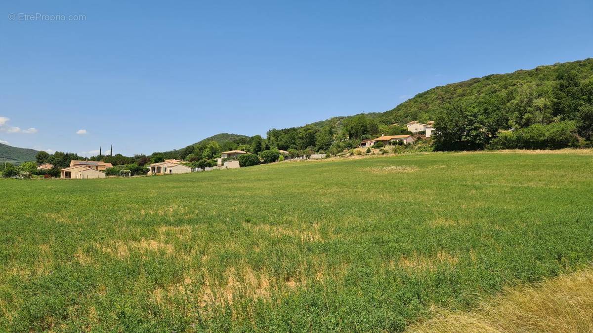 Terrain à SAINT-MARCEL-LES-SAUZET