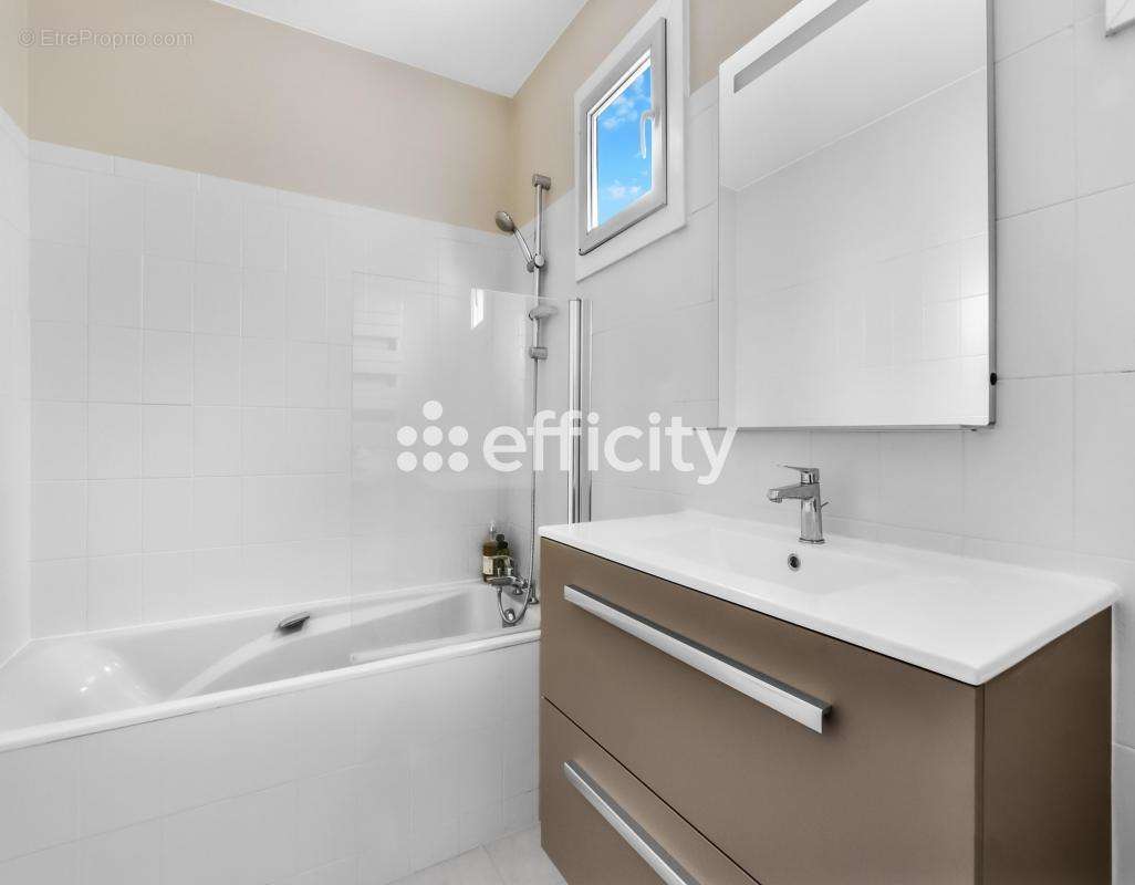 Appartement à COURBEVOIE