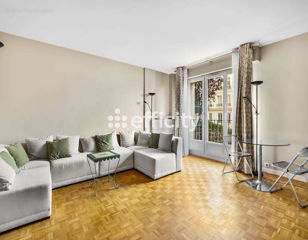 Appartement à COURBEVOIE