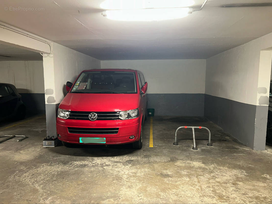 Parking à PARIS-8E