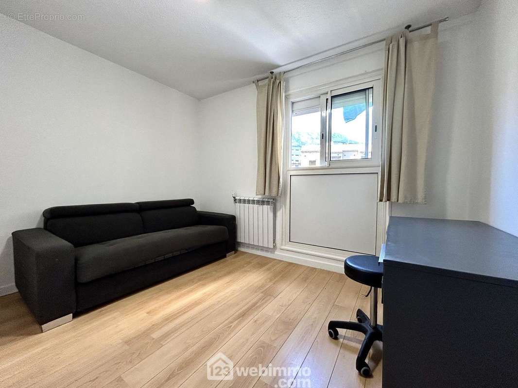 Chambre n°2 de 11 m2 - Appartement à BASTIA