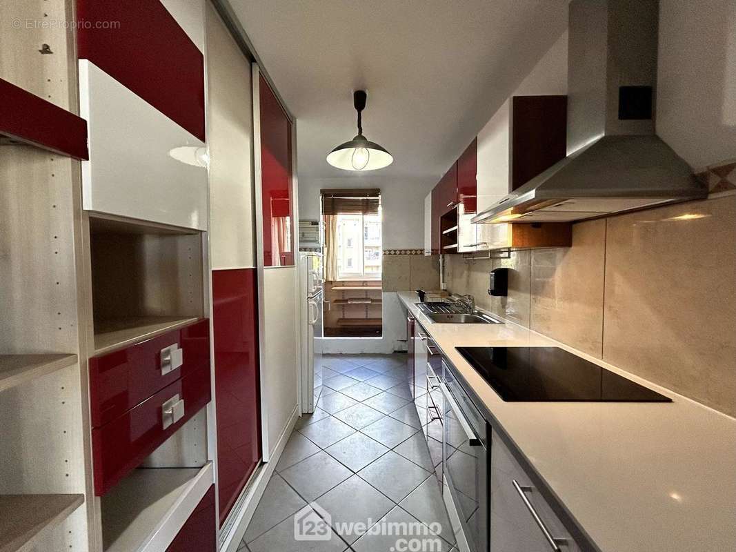 Cuisine équipée 9 m2 + cellier de 3 m2 - Appartement à BASTIA