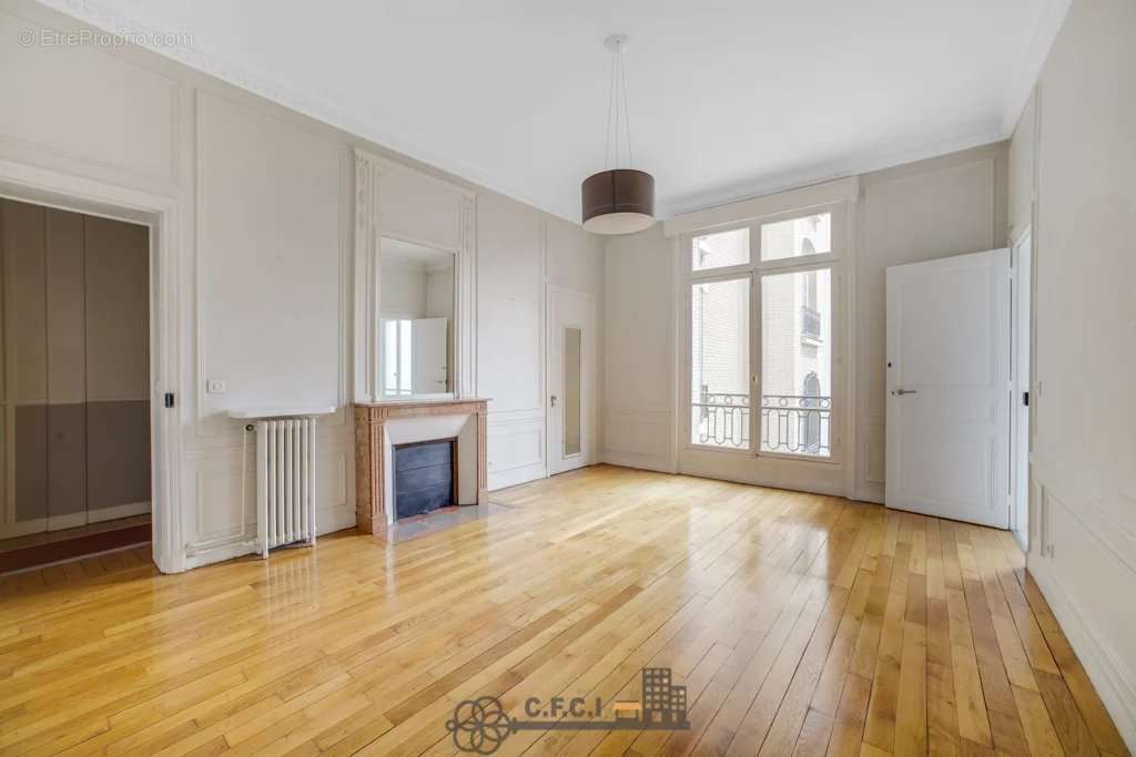 Appartement à PARIS-16E